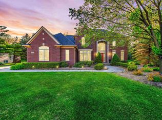 4636 Woodland Hills Dr, Rochester, MI 48306