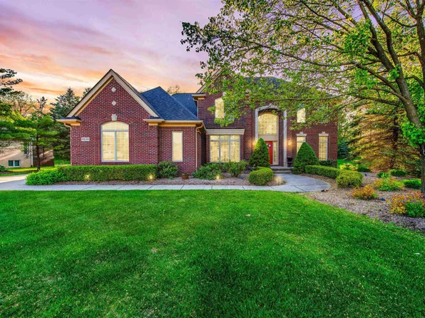 4636 Woodland Hills Dr, Rochester, MI 48306