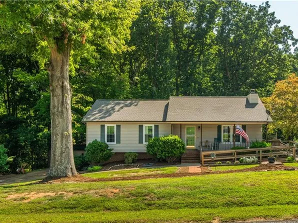 106 Oak Pointe Dr, King, NC 27021