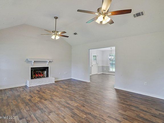 3rd image of 3452 Longstreet Dr