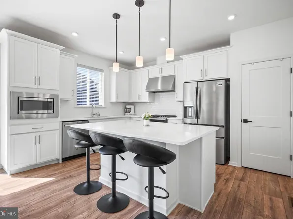 40 Gazania Dr, Old Bridge, NJ 08857