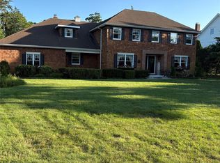 348 Middle Rd, Bayport, NY 11705