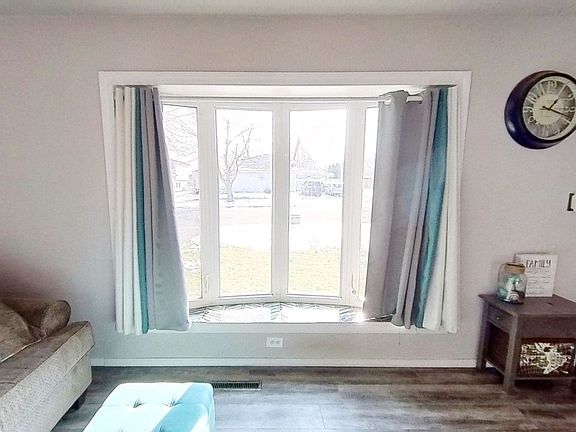 4th image of 44 Emery Dr