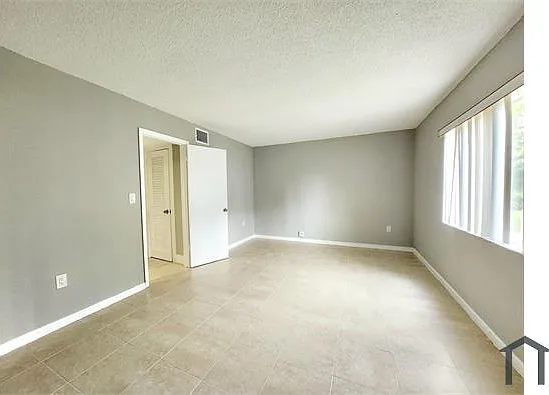 335 SW 20th St #9 — Photo 13