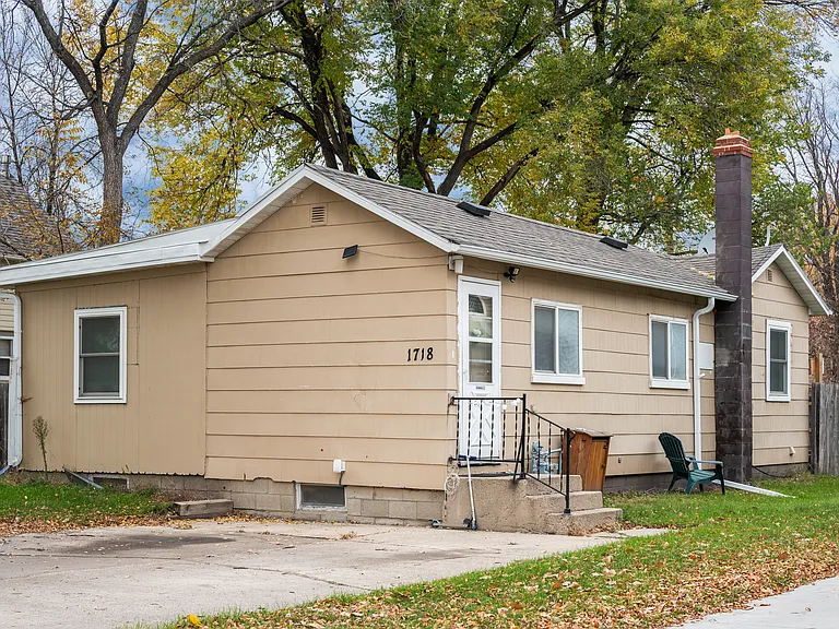 1718 Dyke Ave — Photo 1