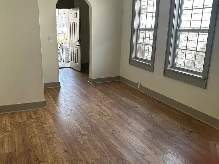 915 W Victory Dr — Photo 4