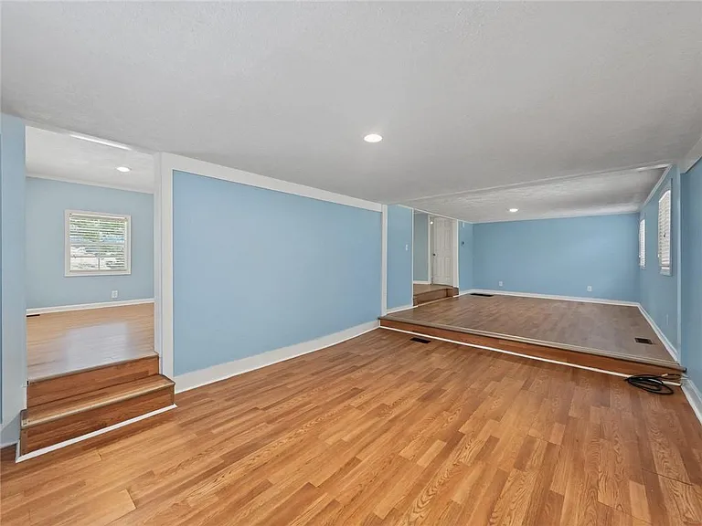 3542 Shoreland Dr — Photo 11