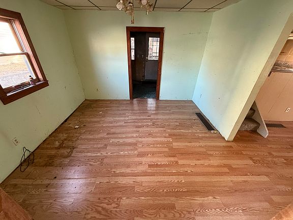 4th image of 305 Washington St