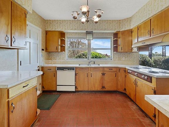 5th image of 179 S Mission Ridge Dr