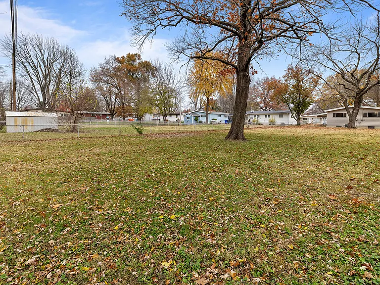 550 Versailles Dr — Photo 18