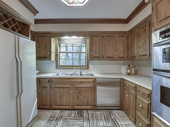 3rd image of 7 White Oaks Ln
