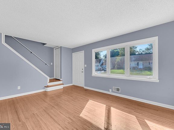 3rd image of 42 Baltusrol St