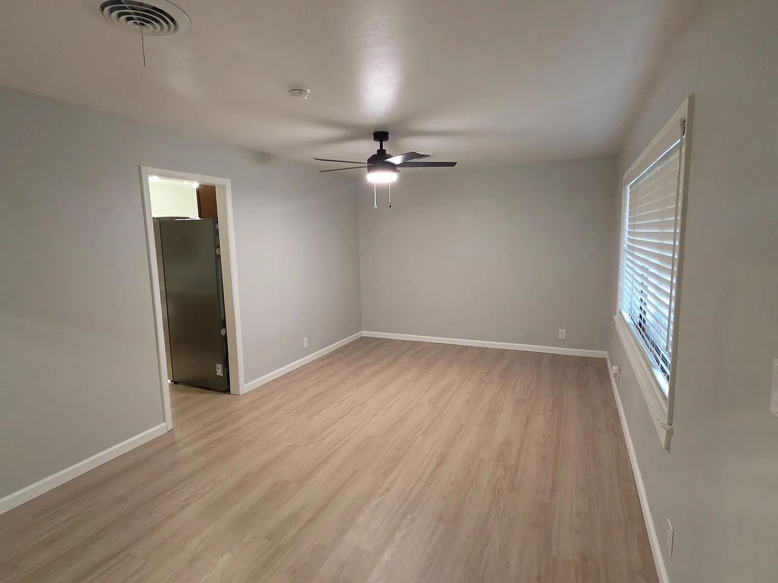 3 bed, 950 sqft, $1,100 — Photo 2