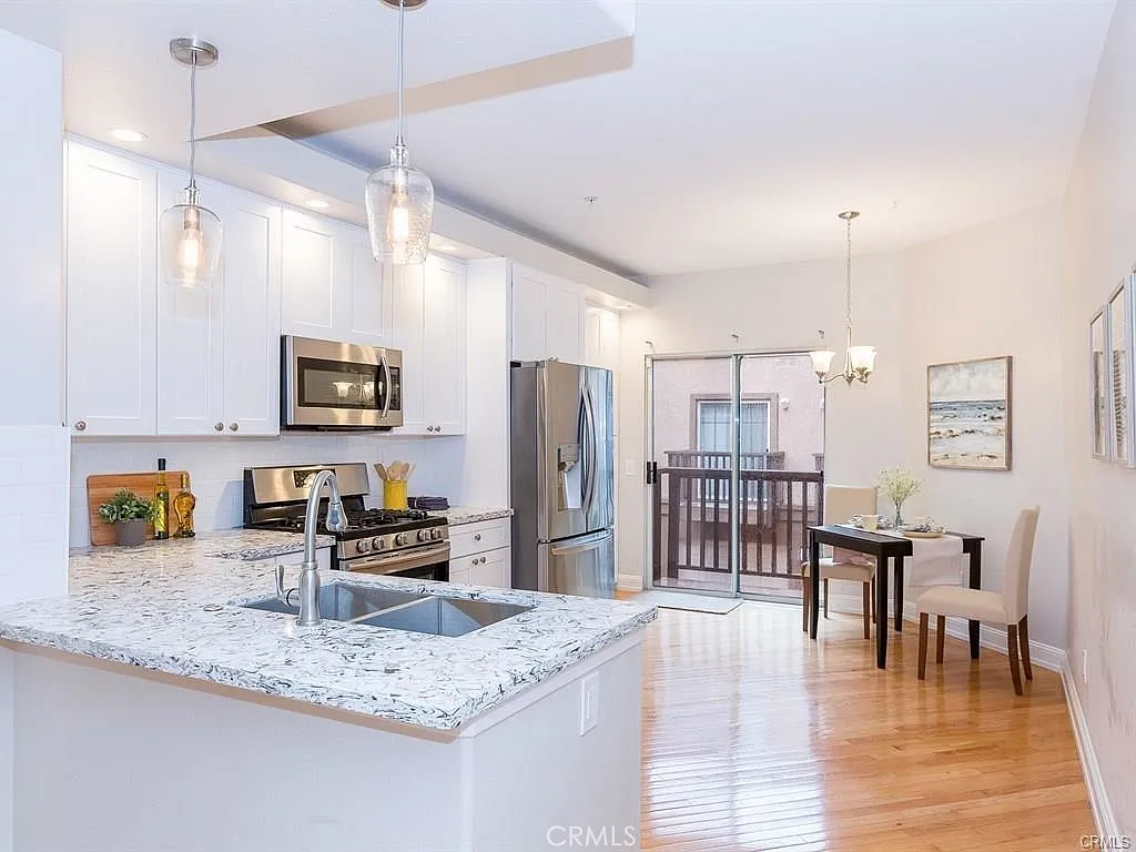 2 bed, 2.5 bath, 1440 sqft, $3,600 — Photo 4