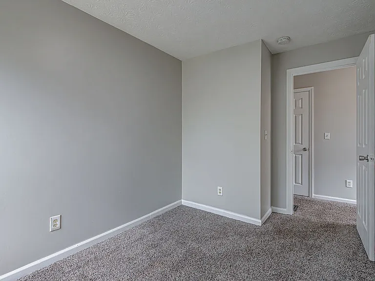1915 Woodlawn Ave — Photo 15