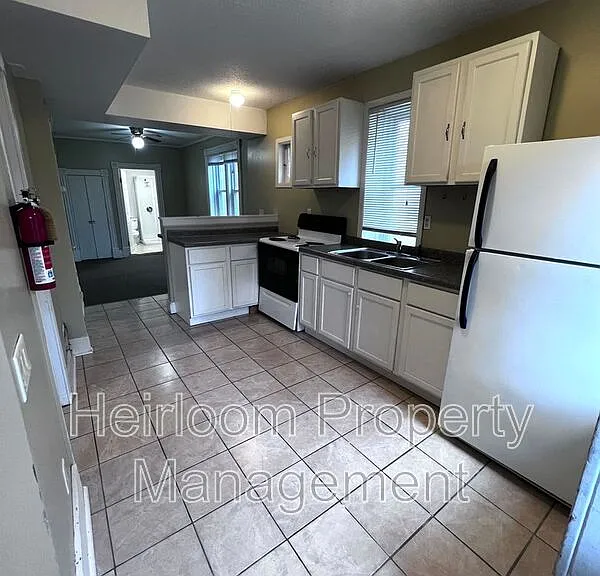 924 E 6th St #3 — Photo 2