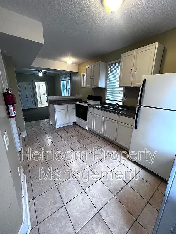 Building Photo - 924 E 6th St #3