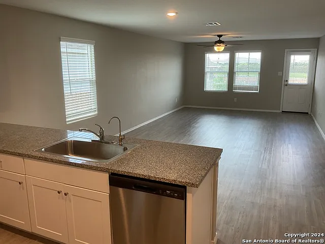 4 bed, 2.5 bath, 1850 sqft, $2,100 — Photo 3