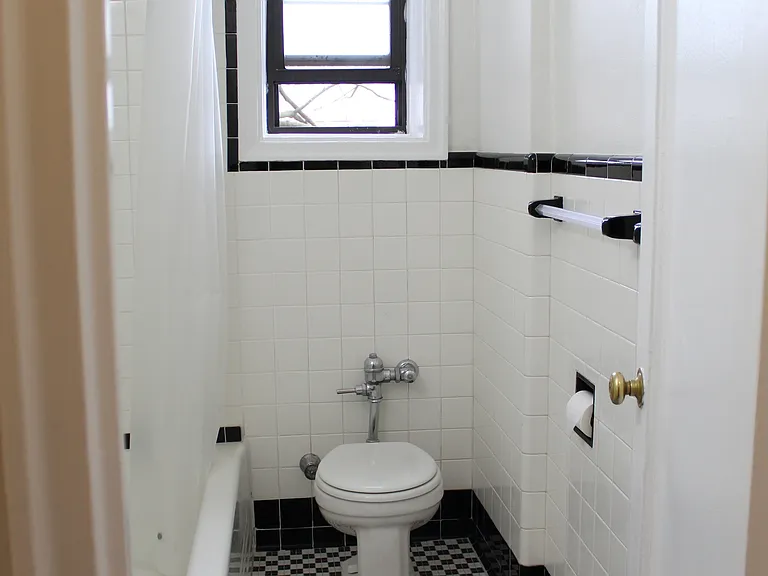 122B Larchmont Acre W #2B — Photo 16