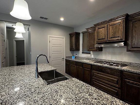 5th image of 2467 Grove Ln