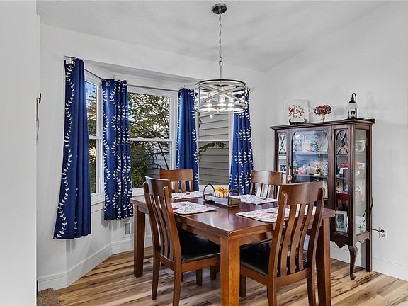 3rd image of 227 Deerhurst Ln
