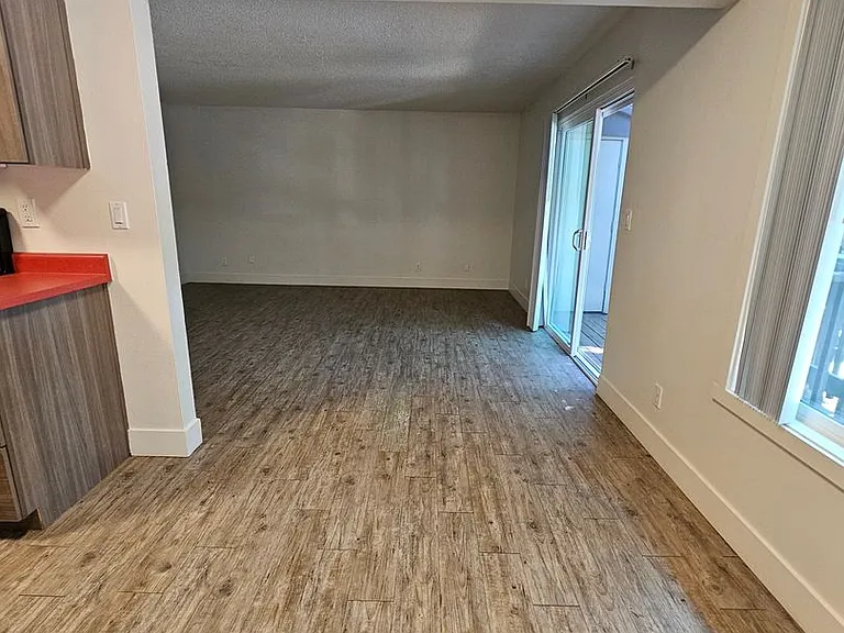 Beverly Grove Apartments — Photo 17