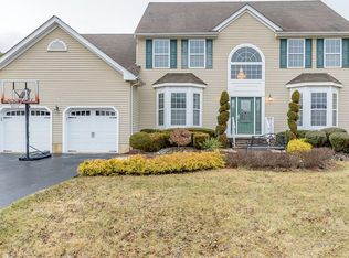 8 Venezia Dr, Monroe Township, NJ