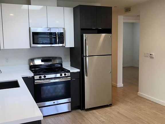 3rd image of 520 9th St Unit 403