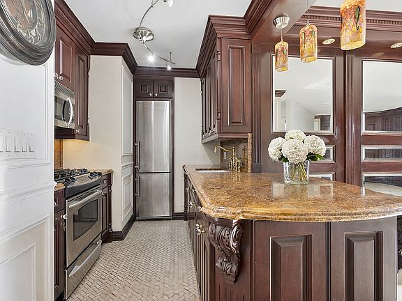 4th image of 377 Rector Pl APT 2A