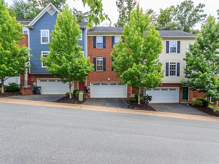 154 Brookwood Dr — Photo 1