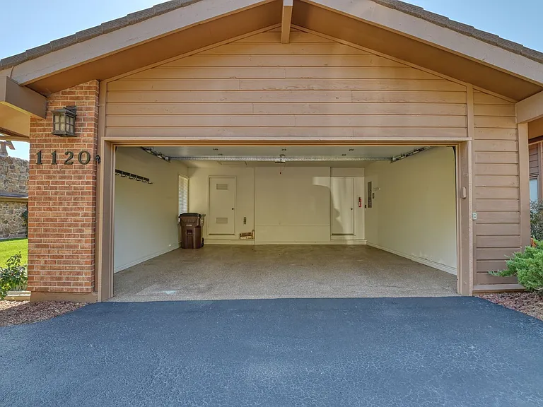 1120 Hill Cir — Photo 21