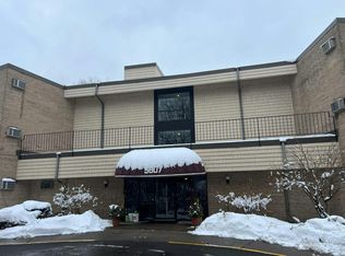 5607 Green Circle Dr APT 211, Minnetonka, MN 55343