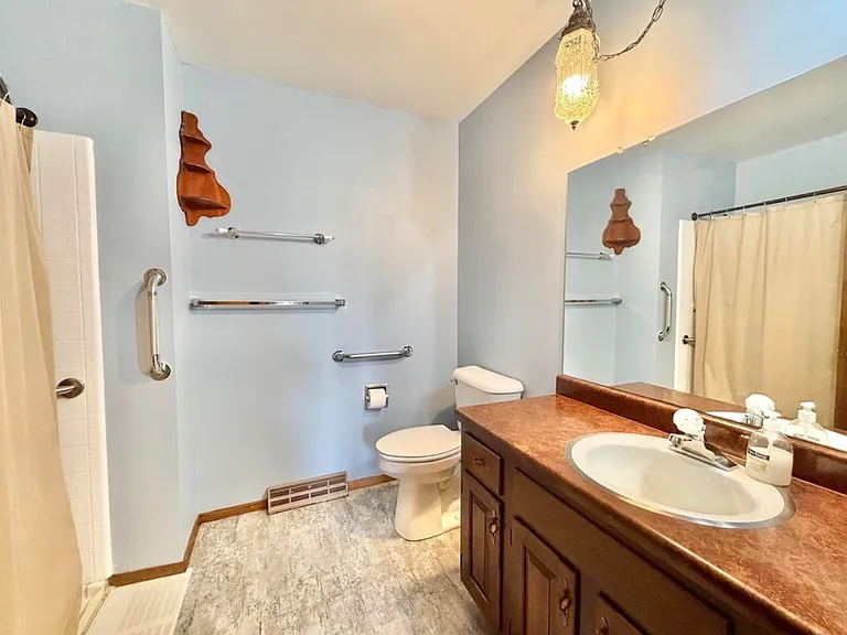 928 Columbia Dr — Photo 6