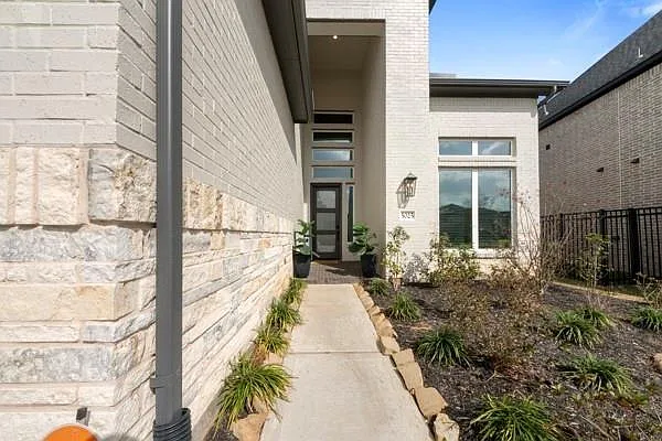 4 bed, 3.5 bath, 3000 sqft, $3,500 — Photo 2