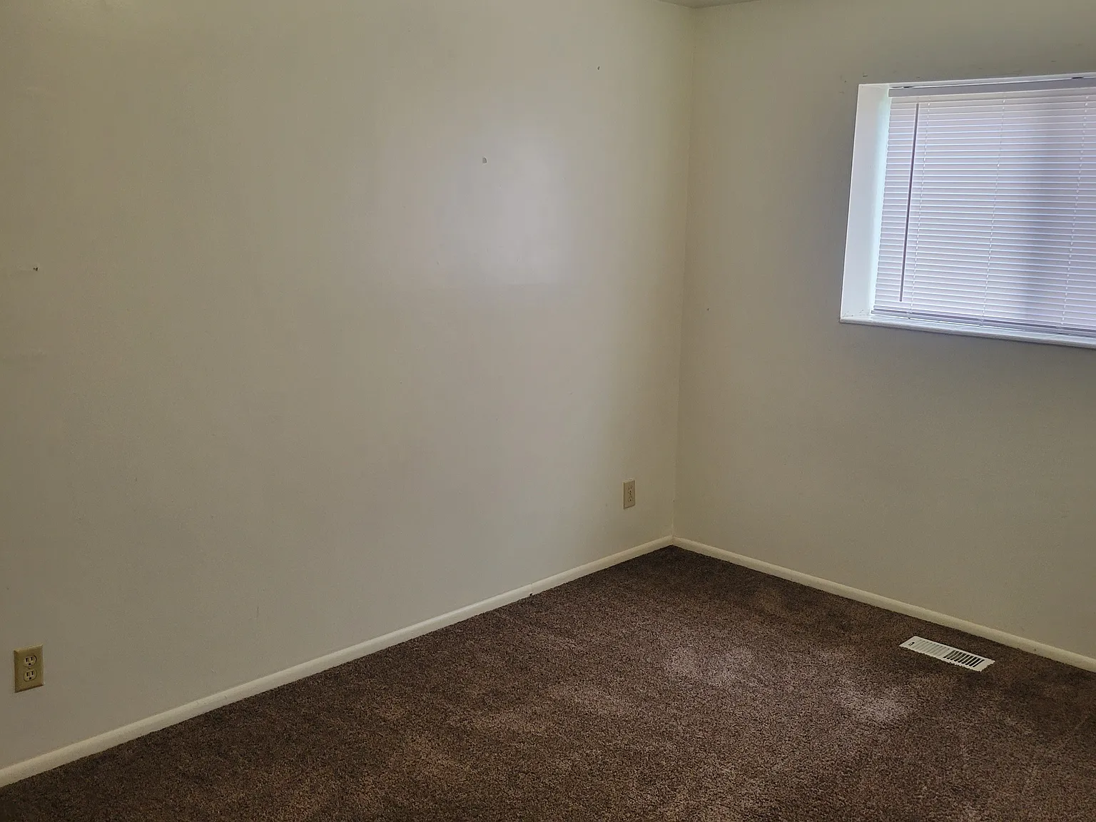 2 Bedroom Layton 4-plex — Photo 4