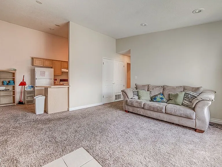 1541 N Riverside Ave — Photo 2