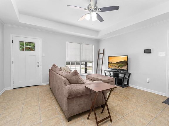 3rd image of 1004 S Lanoux Ave