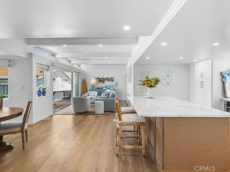 8 Saratoga — Photo 12