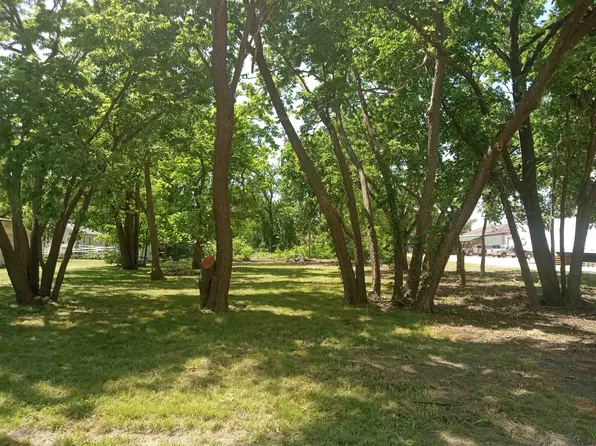101 Walnut St, Halstead, KS 67056
