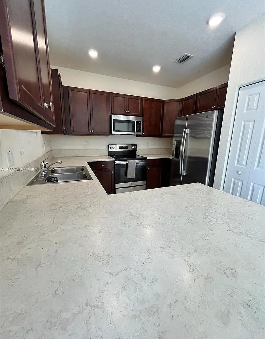 4 bed, 2.5 bath, 1408 sqft, $2,900 — Photo 4