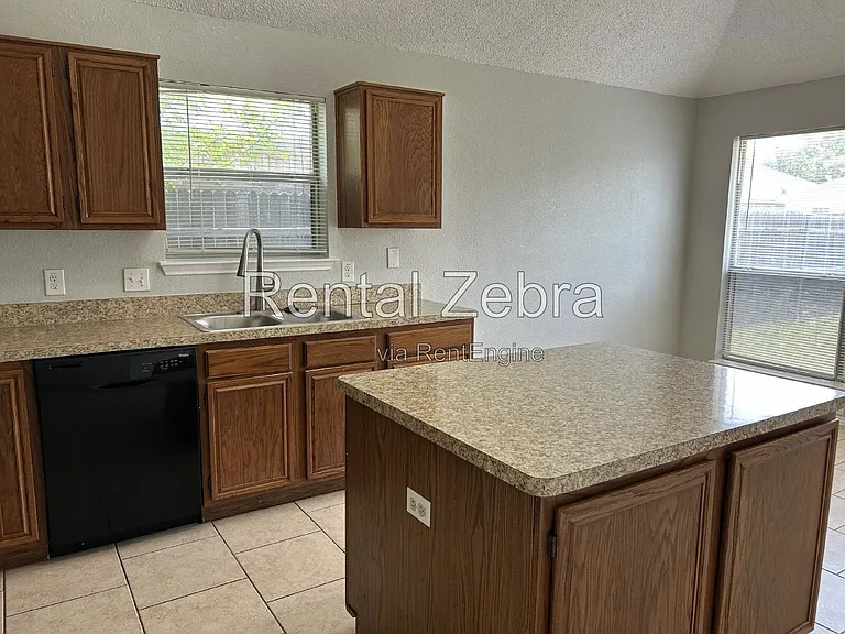 2024 Emerald Oaks — Photo 4