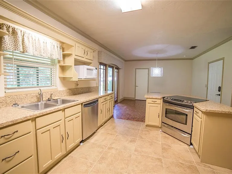 1009 NW 39th Dr — Photo 6