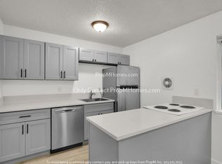 Oregon City Gem Updated 2BR w/ Balcony + Double Parking!, Oregon City, OR 97045