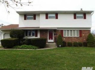 5 Robinson Dr, Bethpage, NY 11714