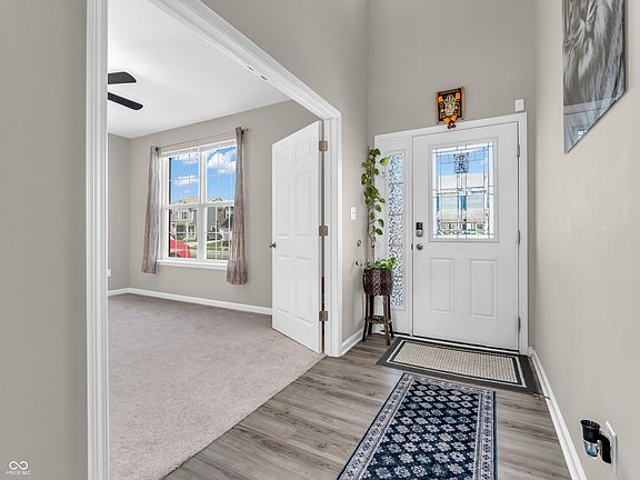 4th image of 1075 Barberry Dr