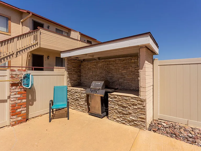 San Remo Court — Photo 11