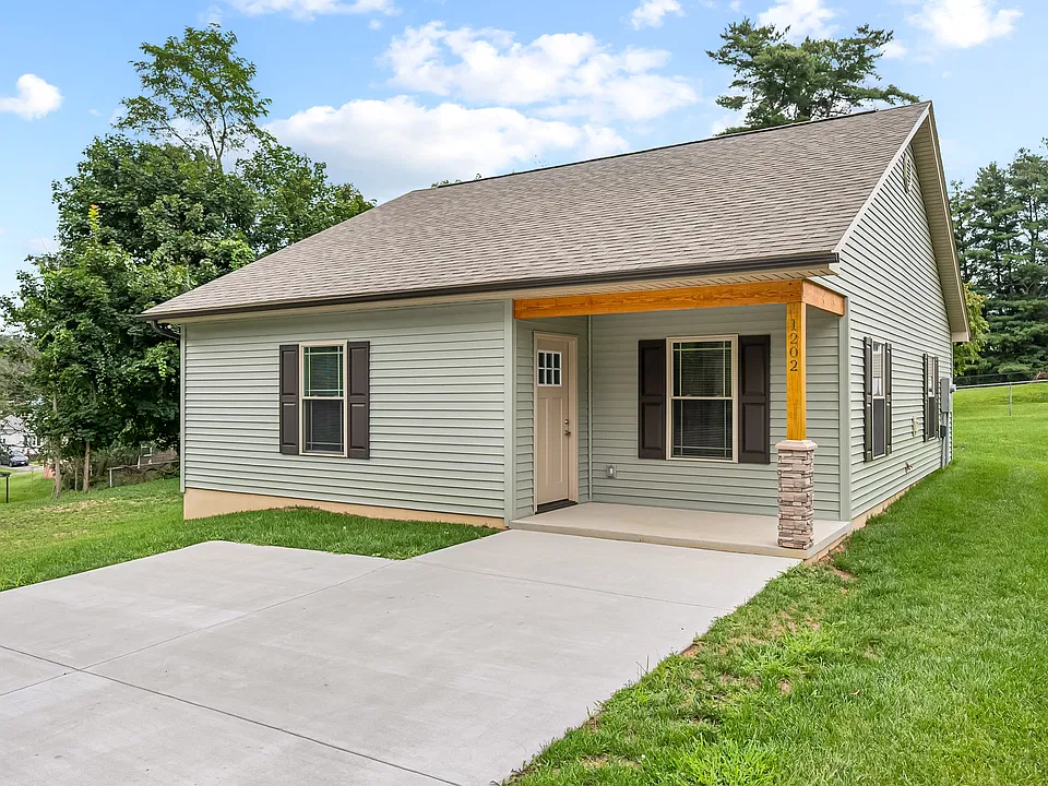 1202 White Tailed Way