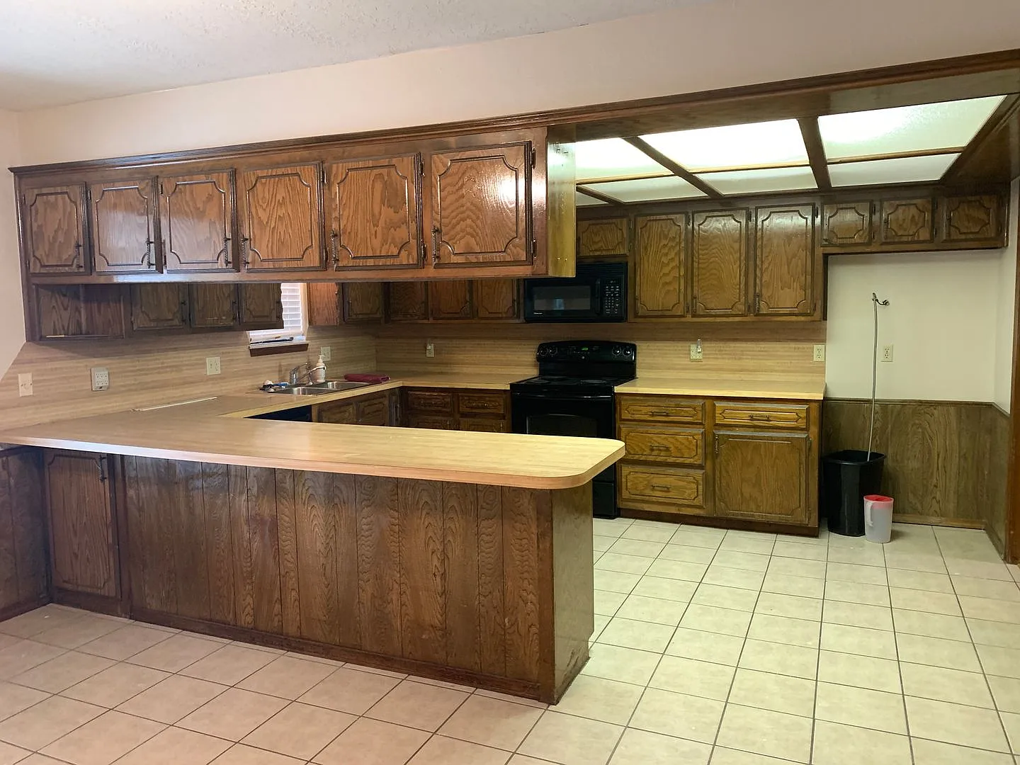 3 Bedroom Home with a Pool in West Norman — Photo 3