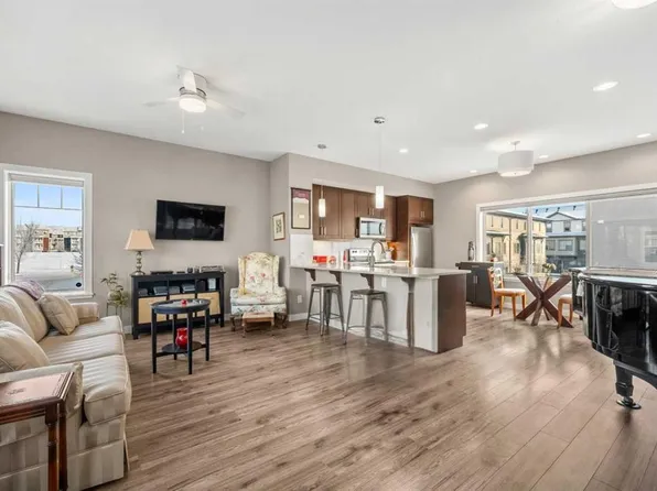 32 E Horseshoe Cres #1006, Cochrane, AB T4C 2P4