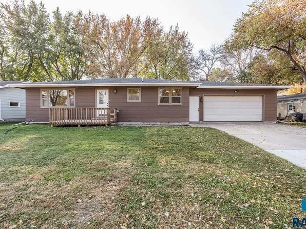 1916 E Sylvan Cir, Brandon, SD 57005